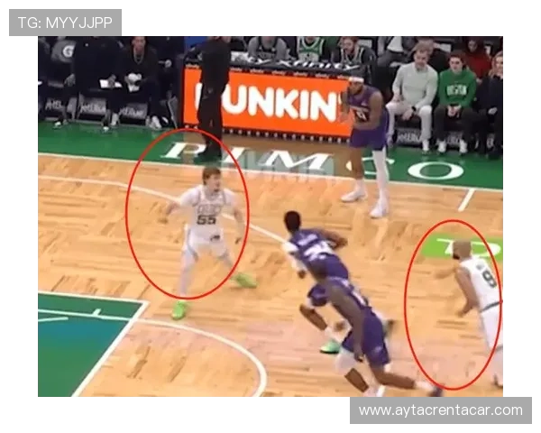 怀特无球跑动制造错位，提升绿军外线防守压迫性