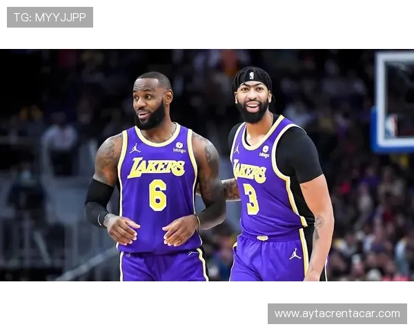 詹姆斯挡拆组织胜戴维斯背身单打 改变进攻节奏